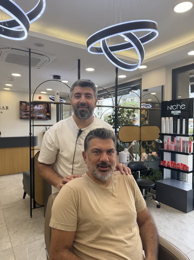 Hikmet Yaşar ve misafiri kesim sonrası salonda