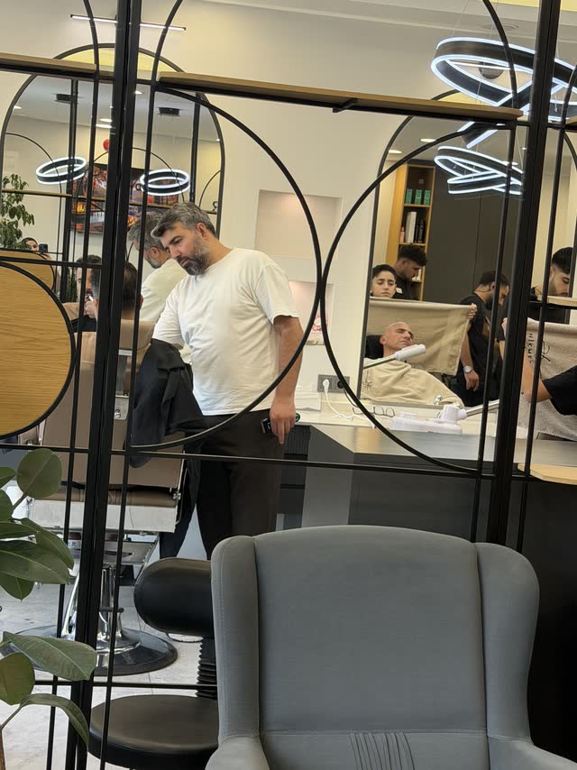 Kemerli aynalar arasından salonun çalışma alanı