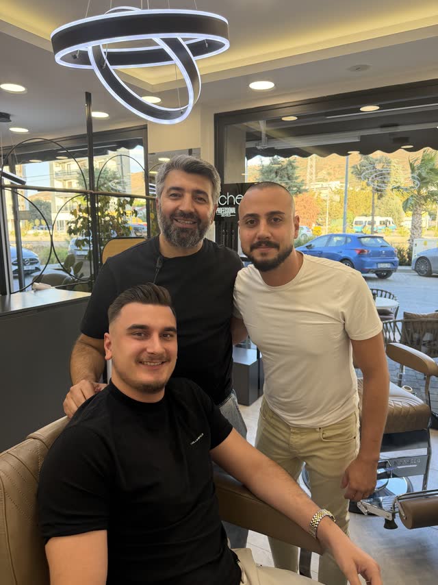 Hikmet Yaşar ve iki misafiri salonda