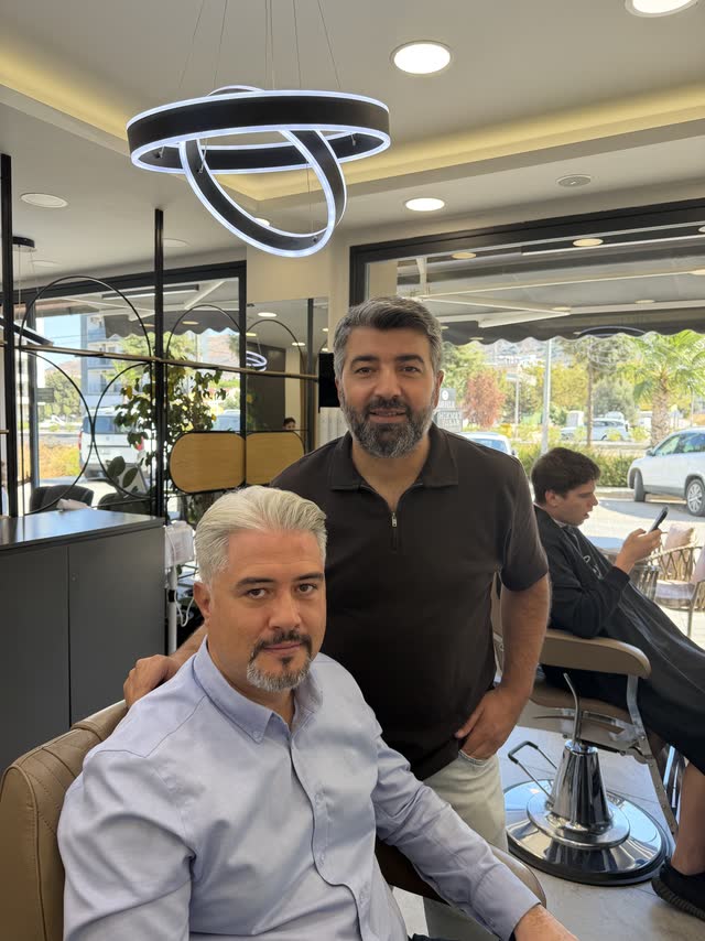 Hikmet Yaşar ve gri saçlı misafiri kesim sonrası