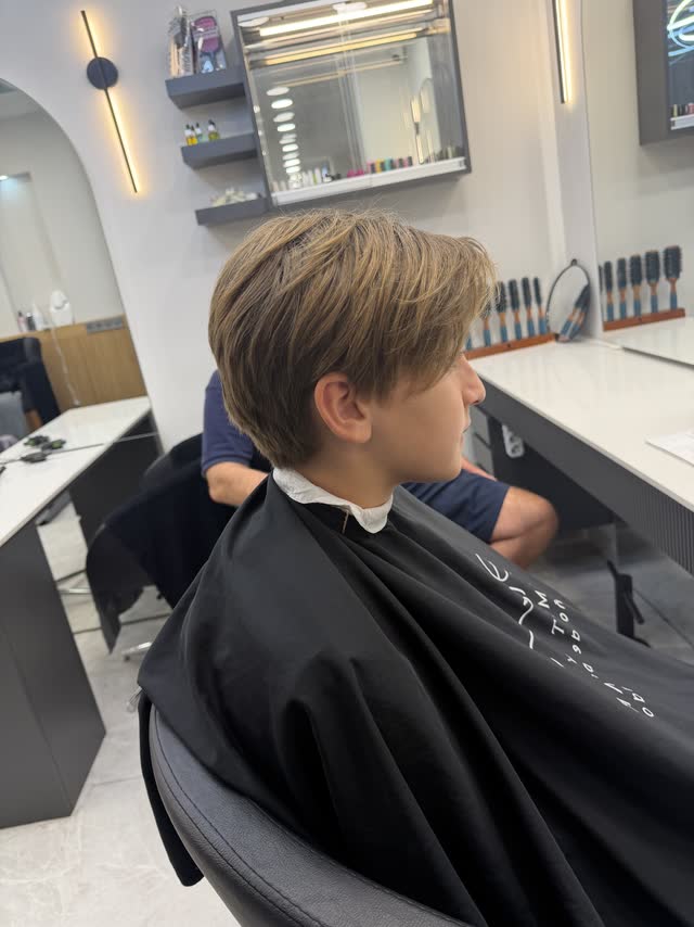 Dokulu, yüzü çerçeveleyen uzun erkek kesimi
