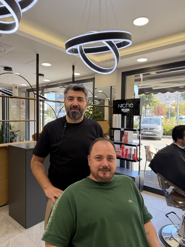Hikmet Yaşar ve misafiri berber koltuğunda