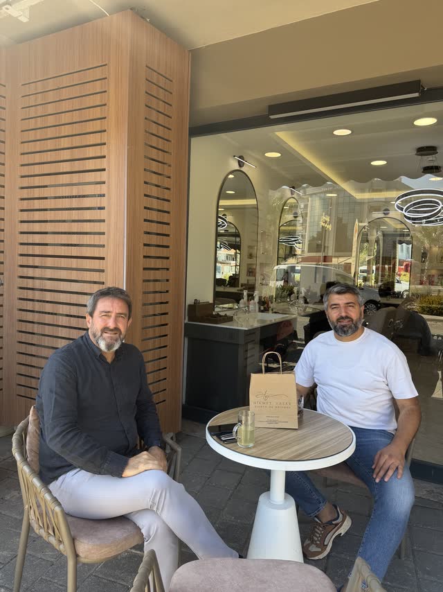 Salonun önündeki oturma alanında sohbet