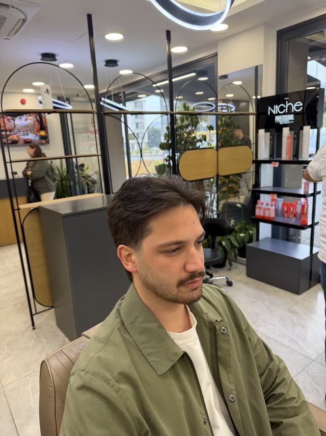 Dokulu üst ve kısa yanlı kesim, önden görünüm