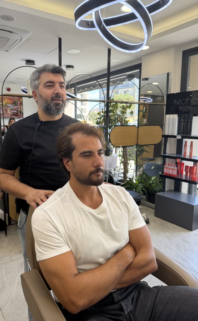Hikmet Yaşar ve misafiri, yakın çekim